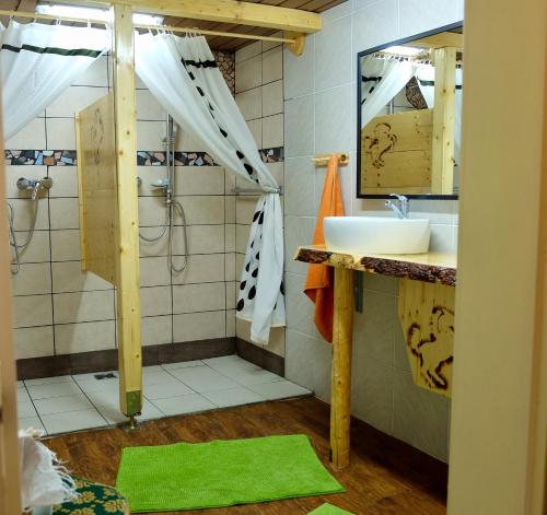 洛伊塔施Hostel Weisses Rössl的一间带水槽和淋浴的浴室