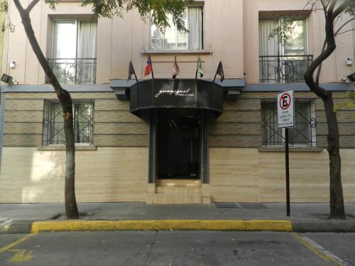 圣地亚哥瓜亚基尔酒店的一侧带阳台的建筑