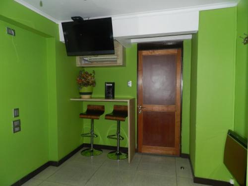 圣地亚哥瓜亚基尔酒店的绿色的房间,设有门和绿色的墙壁