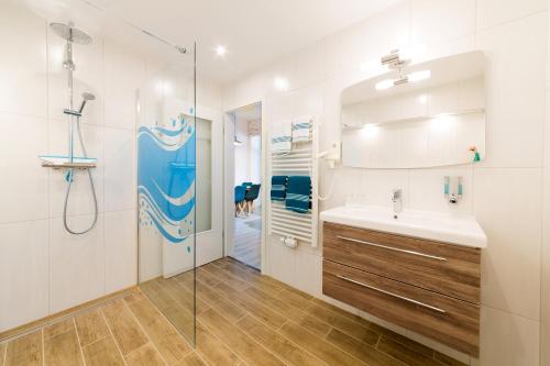 宾茨Haus Zobler的一间带水槽和玻璃淋浴的浴室