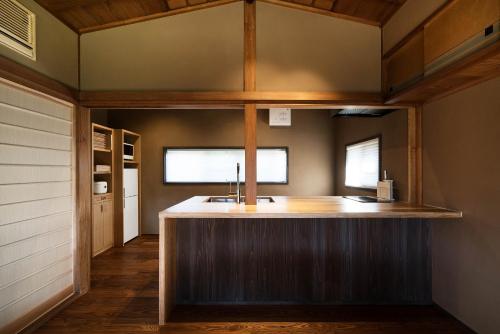 日南Kiraku Obi的一个带水槽和柜台的厨房