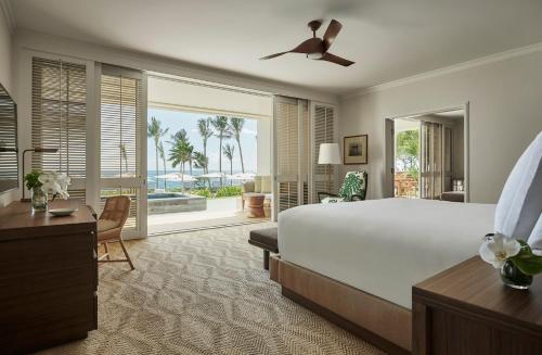 卡波雷瓦胡岛科奥利纳四季酒店 的一间卧室配有一张床,享有海景