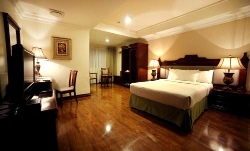 那牙卡塞雷斯别墅酒店的配有一张床和一张书桌的酒店客房