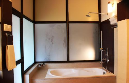 迪马普尔Hotel Grand Tizu的带浴缸的浴室
