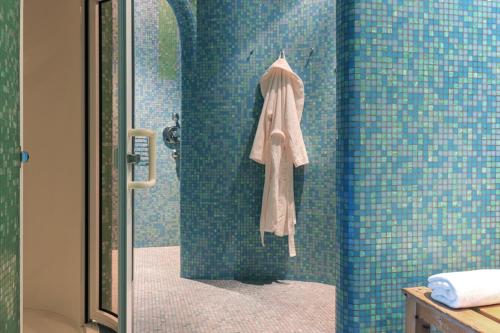 圣瓦伦蒂诺阿拉穆塔Residence Ledi的浴室设有淋浴,墙上有毛巾