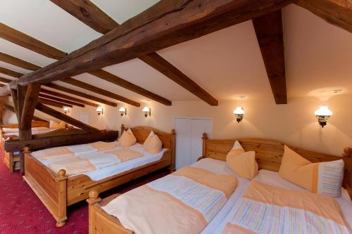 勒伯尔祖尔斯克内兰德酒店的木梁客房的两张床