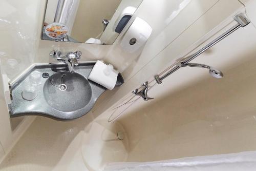 布西圣乔治布西圣乔治马恩拉瓦莱普瑞米尔经典酒店 的浴室配有盥洗盆和浴缸。