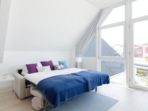 黑尔戈兰岛Haus Marinas的一间卧室设有一张床和一个大窗户
