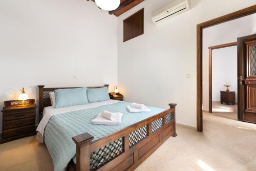 拉多斯Villa Claudia in Lardos的一间卧室配有一张床,上面有两条毛巾