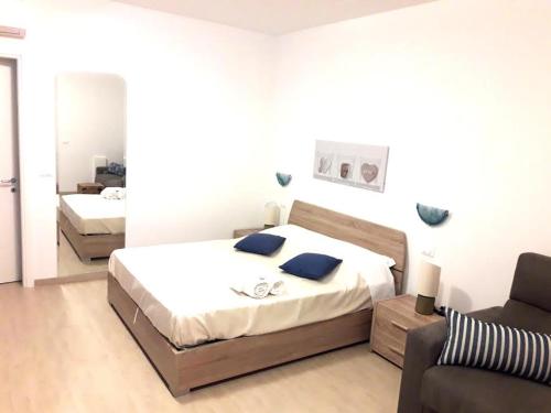 圣雷莫里维埃拉圣雷莫酒店的一间卧室配有一张大床和一张沙发