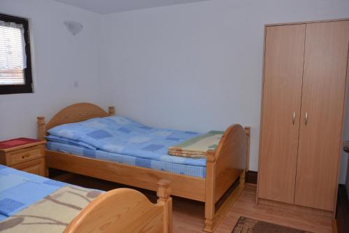兹拉蒂博尔AB Apartments的一间卧室设有两张单人床和一个橱柜