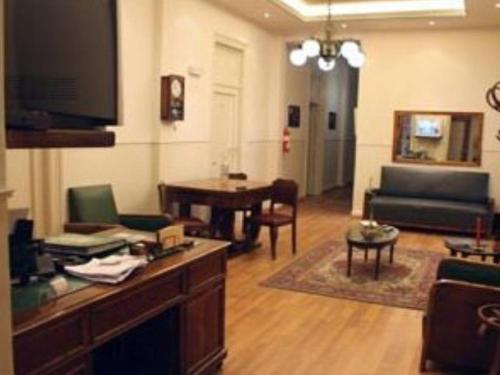 卡瓦拉卫城酒店的客厅配有沙发和桌子