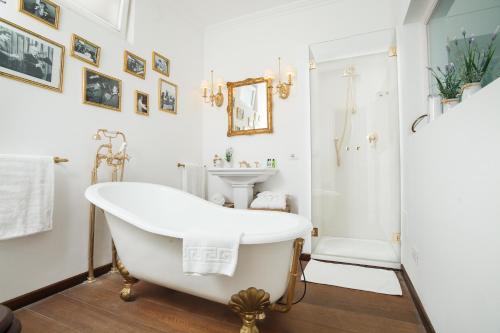 卡普里卡普里岛住宿加早餐旅馆的白色的浴室设有浴缸和水槽。