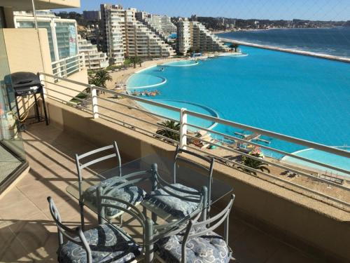 阿尔加罗沃Apartamento en San Alfonso del Mar 3D-2B的阳台配有椅子,享有海景。