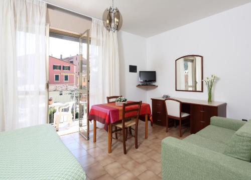 德瓦玛丽娜克里斯公寓式酒店的客厅配有桌子和沙发