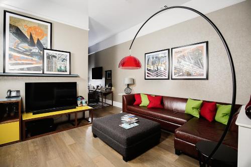 格拉斯哥马尔马逊格拉斯哥酒店的带沙发和平面电视的客厅
