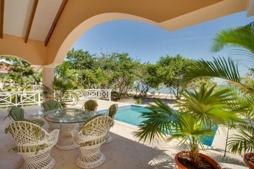 珀拉什奇亚Naïa Resort and Spa的一个带桌椅的庭院和一个游泳池