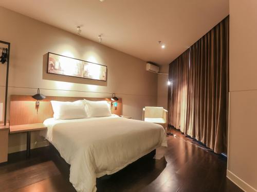 海口锦江之星海口国贸金龙路店的一间设有大床和窗户的酒店客房