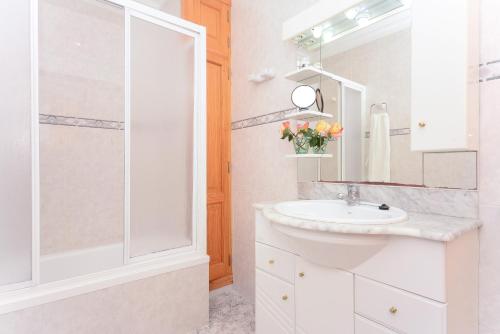 阿尔库迪亚港Pinya的白色的浴室设有水槽和淋浴。