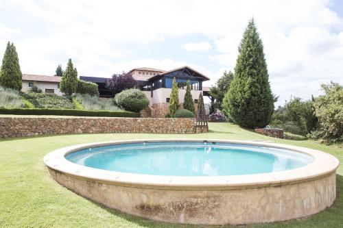 穆德斯蒂夫Avianto的一座房子的院子内的一个大型游泳池