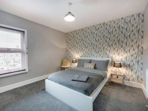 卢顿Cambridge House的一间卧室配有一张带爱情墙的床