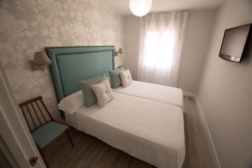 科尔多瓦Apartamento El Balcon de la Muralla的卧室设有一张白色大床和一扇窗户。