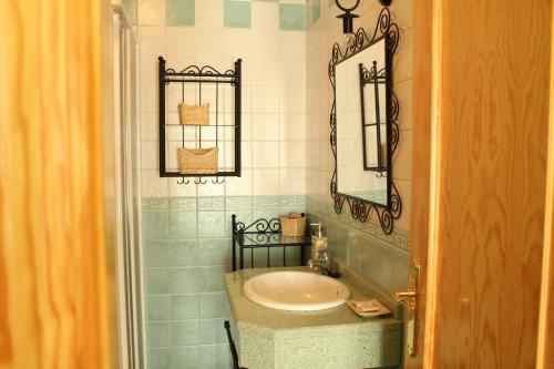 TalaveruelaHostal Zaguan的一间带水槽和镜子的浴室