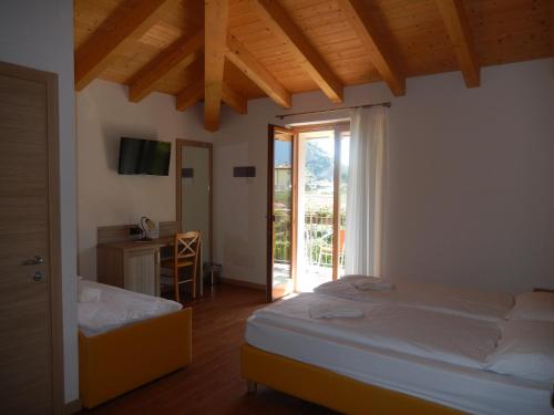 阿科Agritur Giovanazzi的一间卧室设有两张床和滑动玻璃门