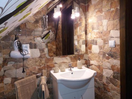 斯特日布罗Mlýn Isabellental - Isabellino údolí的一间带水槽和石墙的浴室