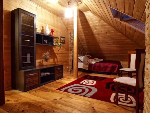 WilkowiskoChata wsród Malw的一间设有楼梯、一张床和地毯的房间