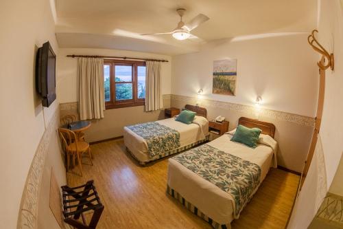 玛德琳港巴伊亚努埃瓦酒店的酒店客房设有两张床和窗户。