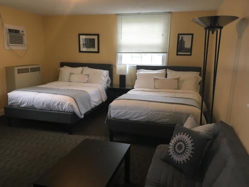 克拉伦斯中心克拉伦斯长住宾馆的酒店客房,设有两张床和一张沙发