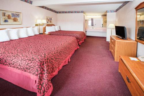 芒廷维尤芒廷维尤戴斯汽车旅馆的酒店客房设有两张床和一台平面电视。