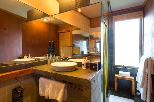纳塔列斯港纳塔莱斯港艾尔提布莱尼科酒店的一间带两个盥洗盆和大镜子的浴室