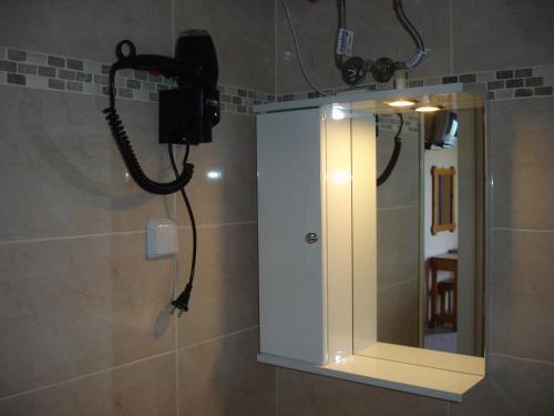帕拉马全景酒店的一间带镜子和电话的淋浴的浴室