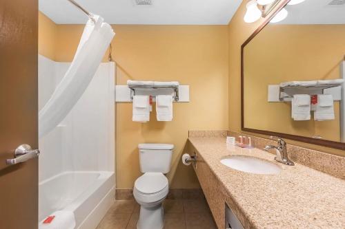 BoazEcono Lodge Boaz的浴室配有卫生间、盥洗盆和浴缸。