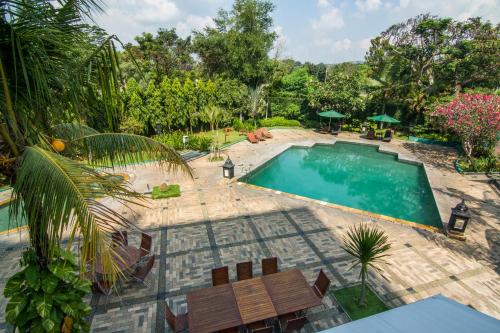 三宝垄格朗德坎迪酒店的花园游泳池的顶部景色