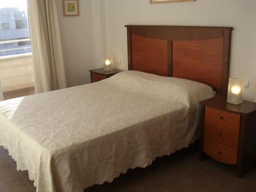 阿尔么丽亚Golf y playa junto al Cabo de Gata的一间卧室配有一张床,还有两个带蜡烛的床头柜