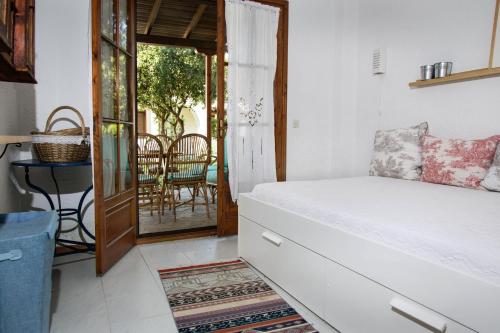 希维利#Luxlikehome-Siviri Cute的一间卧室设有一张床,并有通往庭院的门