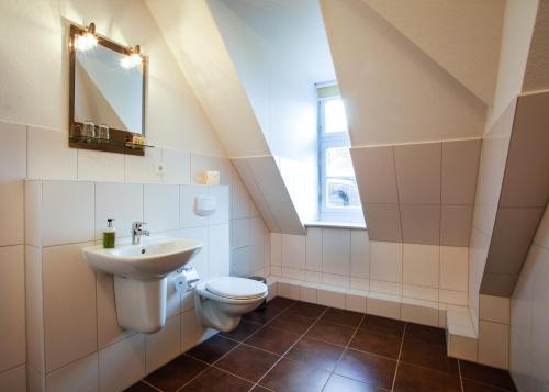 施特拉尔松德弗泽恩市场公寓式酒店的一间带卫生间和水槽的浴室