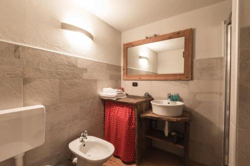 奥斯塔Vecchio Fienile的一间带水槽、卫生间和镜子的浴室