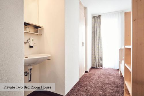 达沃斯索拉利亚私人度假屋的客房内设有带水槽和卫生间的浴室