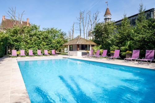 舍农索城堡雪浓梭堡彭拉波耳酒店的一个带紫色椅子的游泳池和一个凉亭