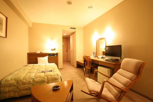 天童市天童中心酒店的配有一张床和一张书桌的酒店客房