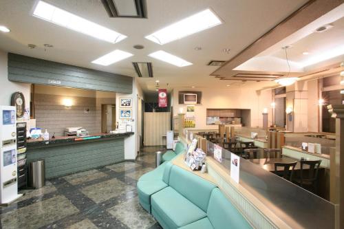 天童市天童中心酒店的一间设有蓝色椅子和柜台的快餐店