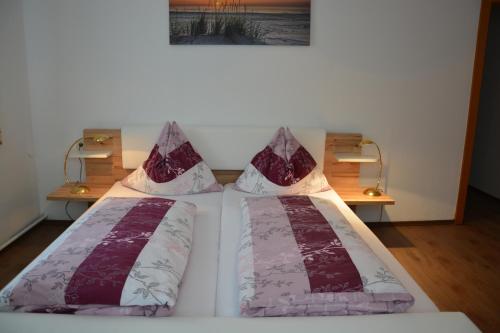 Ardning多夫维特酒店的床上有2个枕头