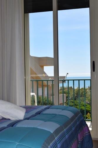 拉古萨码头彭塔迪莫拉酒店的一间卧室配有一张床,享有海景