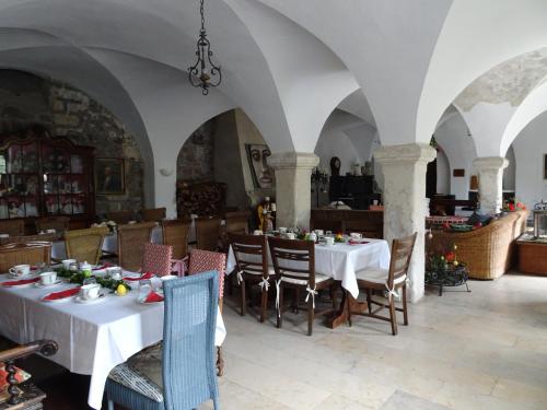 德累斯顿德累斯顿克尼格林钦奥斯帕内住宿加早餐旅馆的一间设有白色桌椅的用餐室