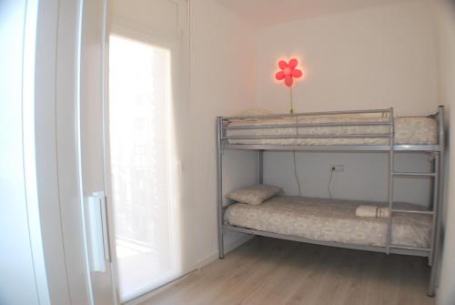 坎布里尔斯Apartamento Nordico , Cambrils Puerto con Parking的客房设有两张双层床和一扇窗户。