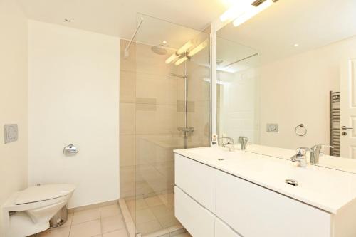 哥本哈根CPH Lux apartm, 2 FULL BATHROOMS 2th的白色的浴室设有水槽和卫生间。